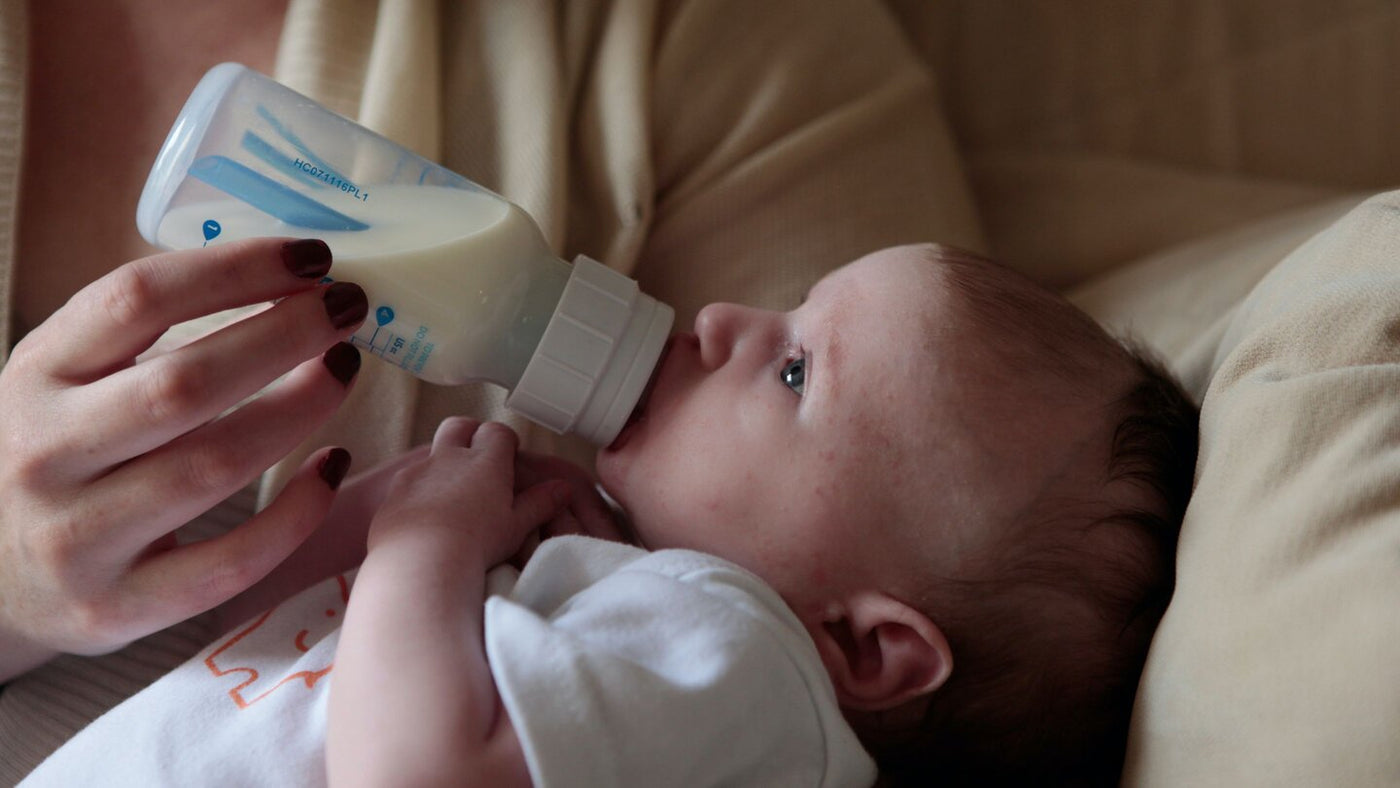 why-do-i-need-a-baby-bottle-warmer-blog-mum-bottle-feeding-newborn-baby