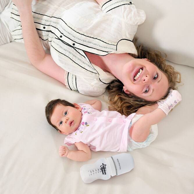 Tiny-Step-Kids-Portable-Bottle-Warmer-Mum-and-baby-on-bed