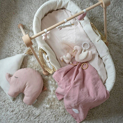 Jabadabadoo_Baby-Blanket-pink-in-cot